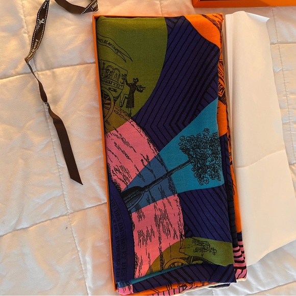 Beautiful Hermes scarf - Picture 12 of 16